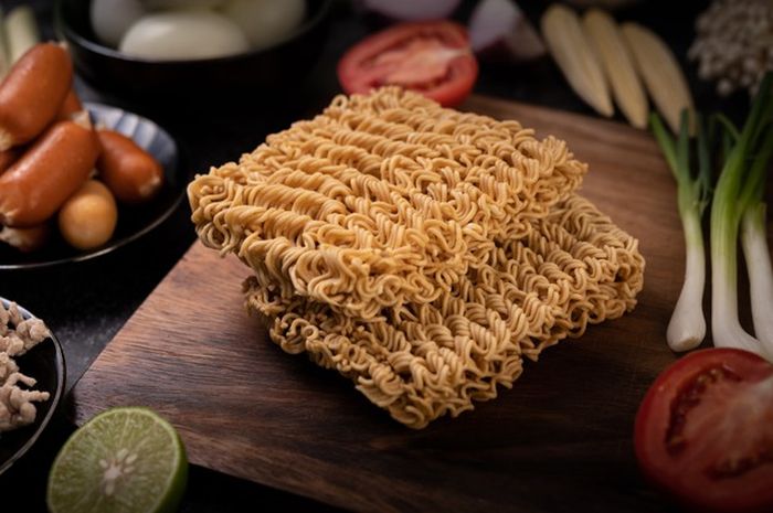 noodles-wooden-cutting-board-wit-20210611020901