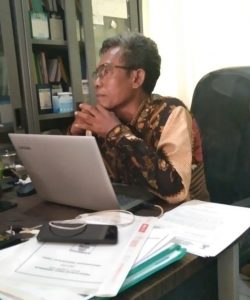 Meti, Kaur Keuangan Desa Beberan Kecamatan Ciruas yang sedang memberikan keterangan kepada wartawan