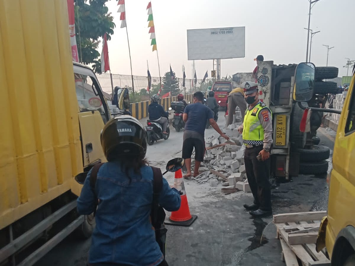 Hilang Konsentrasi, Truk Muatan Hebel Tabrak Pembatas Jalan Dan ...