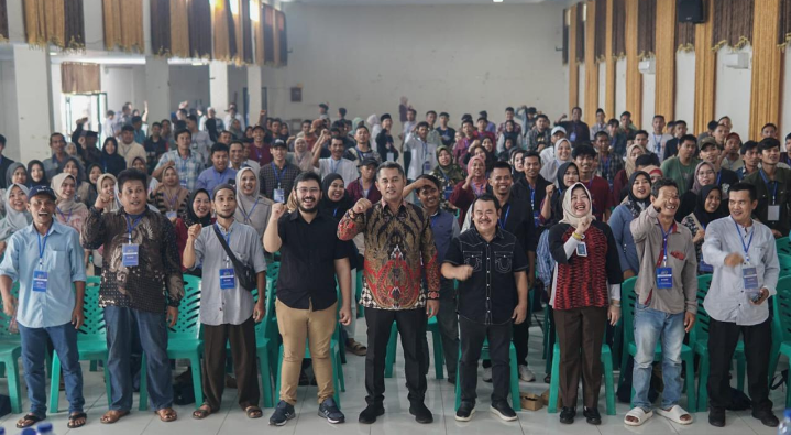 Keterangan foto: Peserta dan narasumber berfoto bersama usai kegiatan sosialisasi Program Makan Bergizi (MBG) di SMKN Cipare, Kota Serang, Banten, Rabu (21/5/2025).