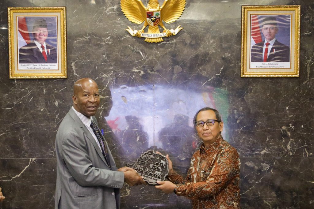 Setya Utama menerima cendera mata dari Z. R. Churu di Kemensetneg, Jakarta (13/6/2025).