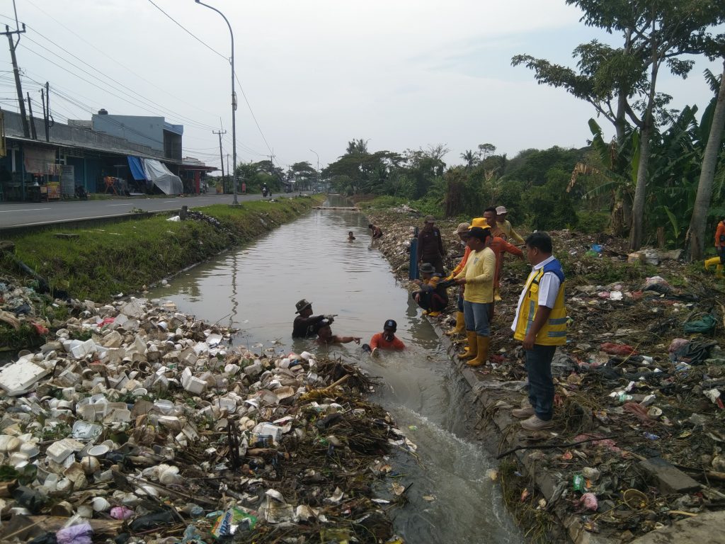 Foto: Petugas DLH Tirtayasa dan BBWSC3 membersihkan tumpukan sampah di Kali Sekunder Sidayu, dari Desa Puser hingga Susukan, Senin (23/6/2025).