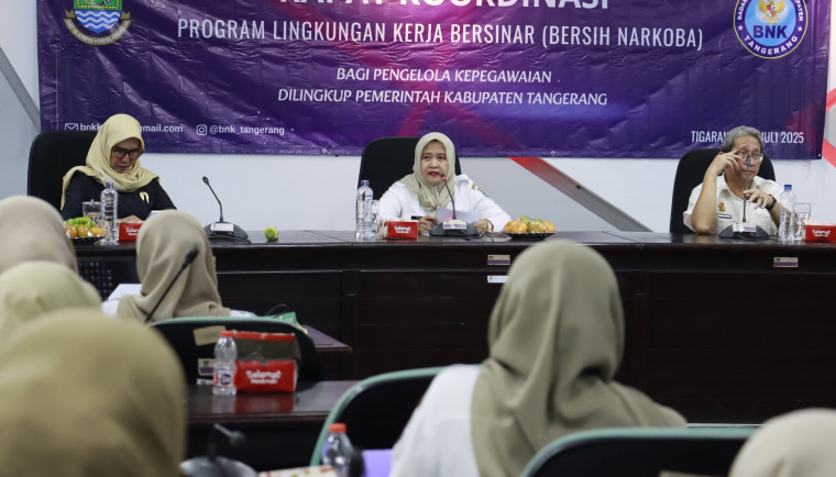 Foto: Asisten Daerah I Pemkab Tangerang Prima Saras Puspa saat membuka sosialisasi Program Lingkungan Kerja Bersinar (Bersih Narkoba) bersama BNK Tangerang di Ruang Rapat Parakan, Rabu (23/7/2025).