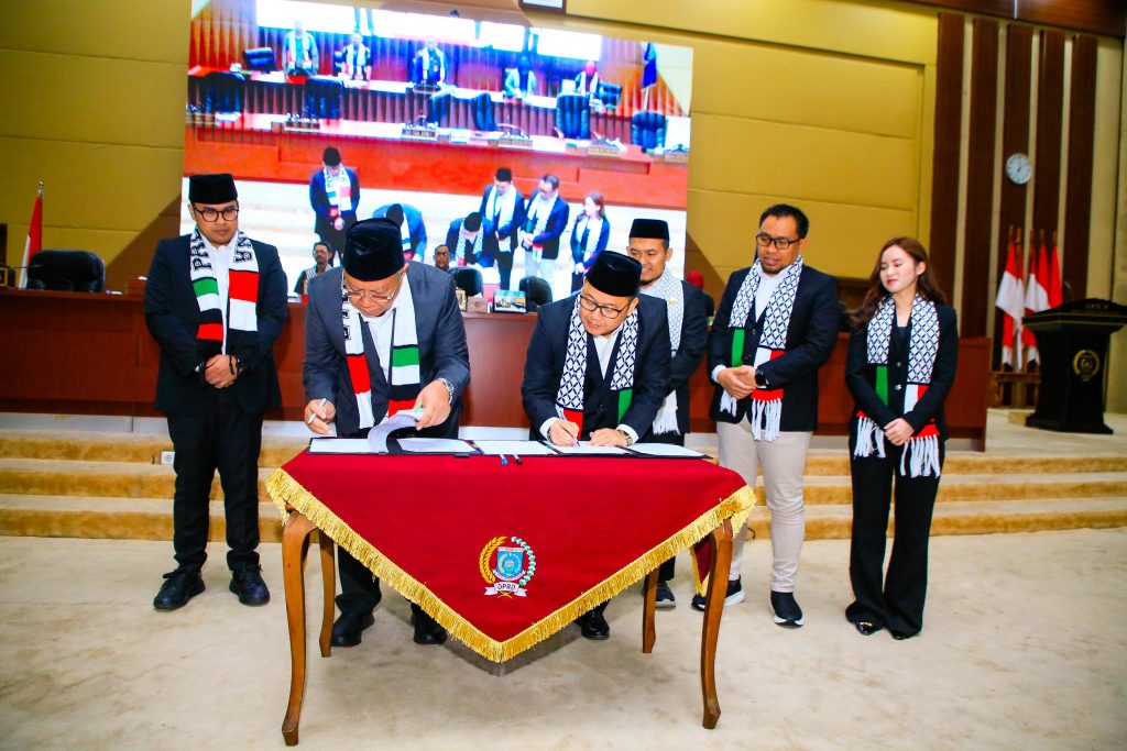 Foto: Wali Kota Tangsel Benyamin Davnie bersama pimpinan DPRD menandatangani nota kesepakatan KUA PPAS 2026 di Gedung DPRD Kota Tangsel.