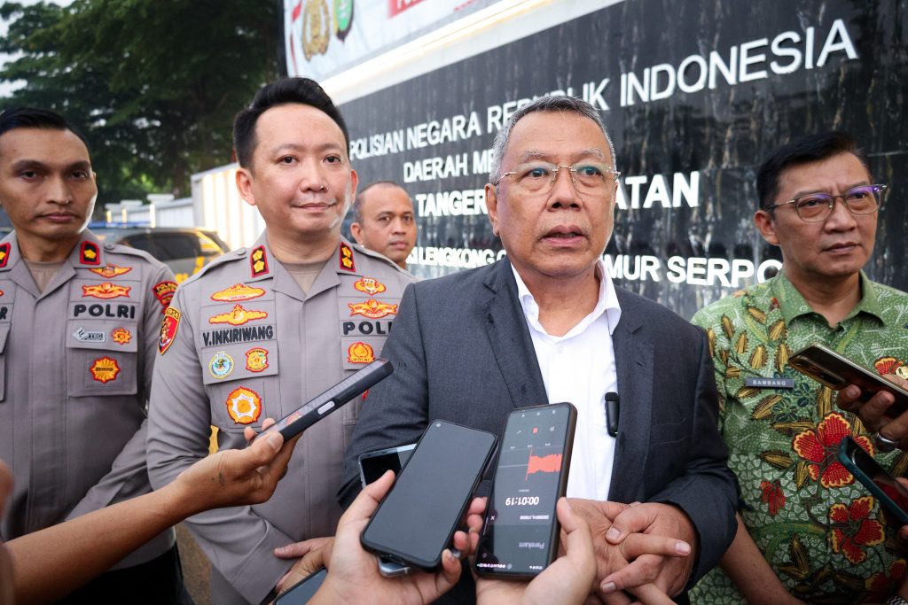 Foto: Wali Kota Tangsel Benyamin Davnie memberi keterangan pers soal penanganan kasus kekerasan perempuan dan anak, Sabtu (23/8/2025).