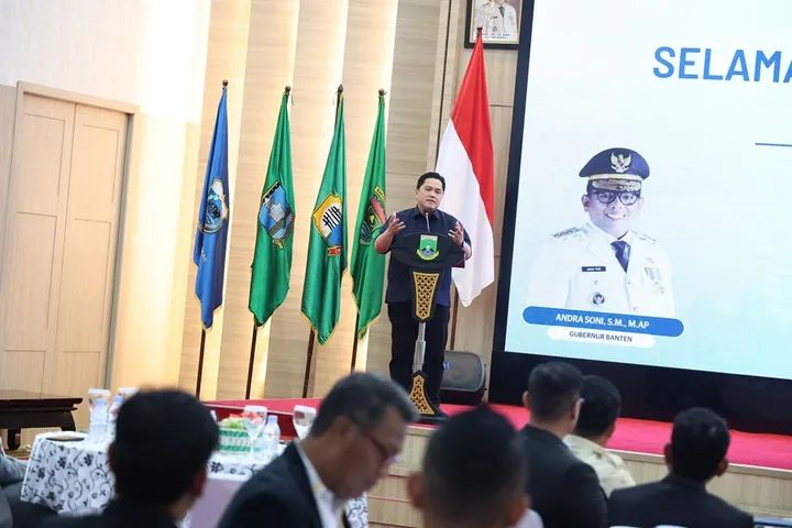 Foto: Ketua Umum PSSI Erick Thohir menyampaikan sambutan saat kunjungan kerja di Pendopo Gubernur Banten, Jumat (22/8/2025).