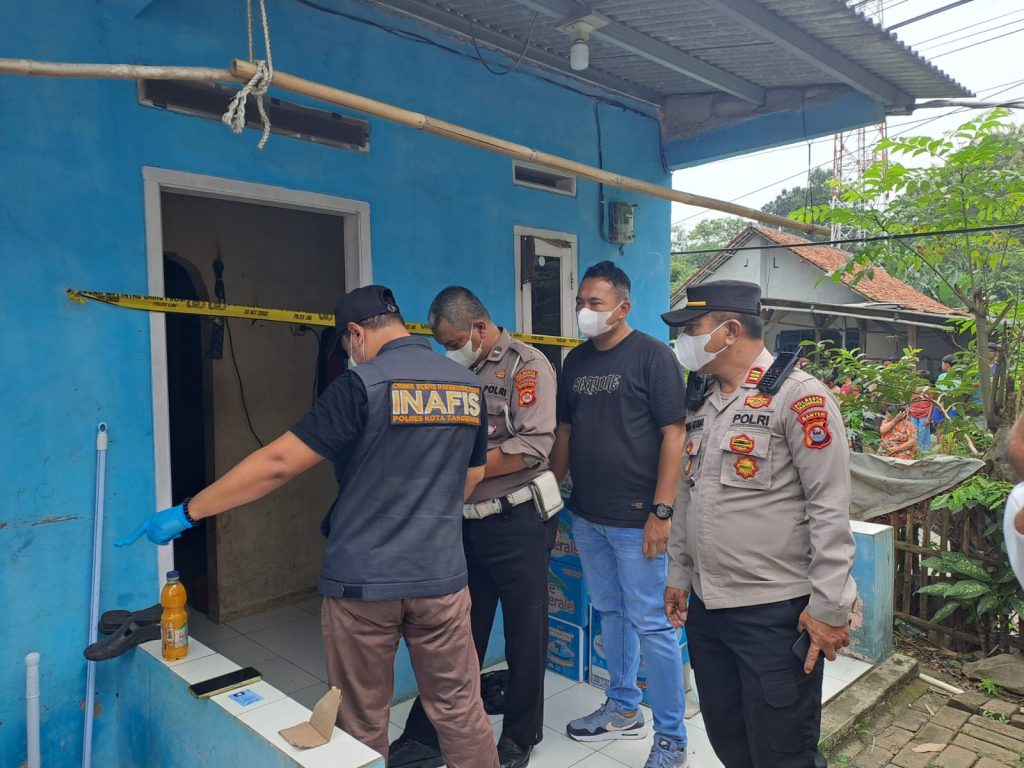 Foto: Polisi dan tim Inafis olah TKP penemuan jenazah di kontrakan Margasari, Tigaraksa, Tangerang (20/8/2025).