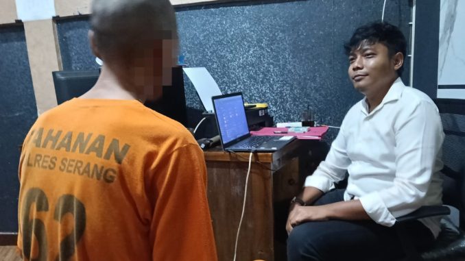 Foto: Tersangka kasus peredaran obat terlarang saat diperiksa penyidik Satresnarkoba Polres Serang. Selasa (26/08/2025).