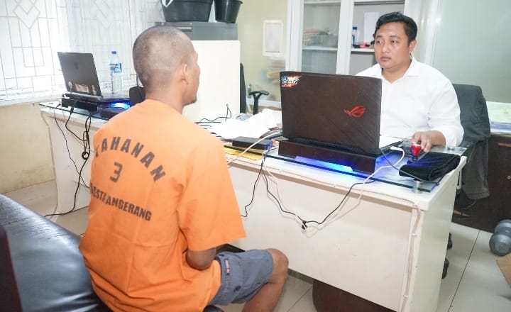 Foto: Seorang tersangka kasus narkoba diperiksa penyidik Satresnarkoba Polresta Tangerang.