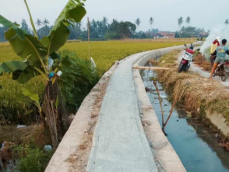 Foto: Pekerjaan pembangunan jalan pavingblock di Kp Pegandikan RT 07/02 Desa Pegandikan, Kecamatan Lebakwangi, Kabupaten Serang. Rabu (27/8/2025).