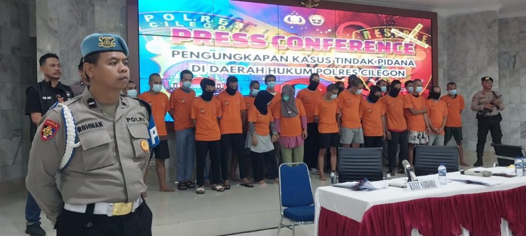 Keterangan foto: Para tersangka kasus narkoba yang ditangkap Polres Cilegon saat konferensi pers di Mapolres Cilegon, Selasa (26/8/2025).