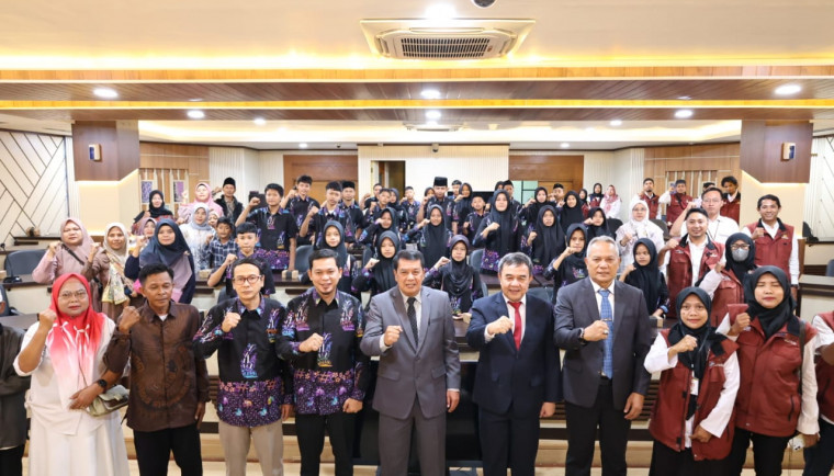 Foto: Bupati Tangerang melepas 36 calon siswa Sekolah Rakyat setingkat SMA di Ruang Rapat Wareng, Jumat (15/8/2025).