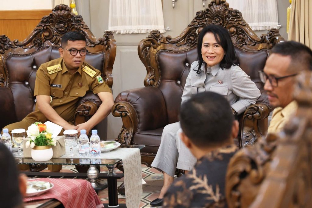Foto: Gubernur Banten Andra Soni menerima kunjungan Ketua Umum DPP Kongres Advokat Indonesia (KAI) Siti Jamilah Lubis di Gedung Negara, Kota Serang, Selasa (16/9/2025).