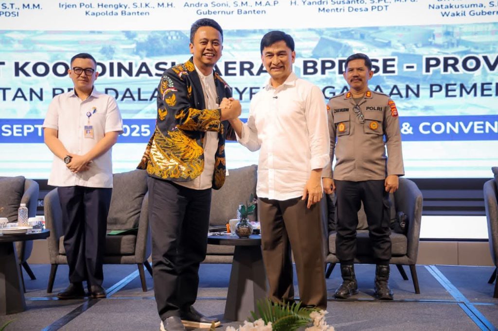 Foto: Wakil Gubernur Banten Dimyati Natakusumah berjabat tangan dengan Gubernur Banten Andra Soni dalam Rakorda BPD se-Provinsi Banten, Selasa (24/9/2025).