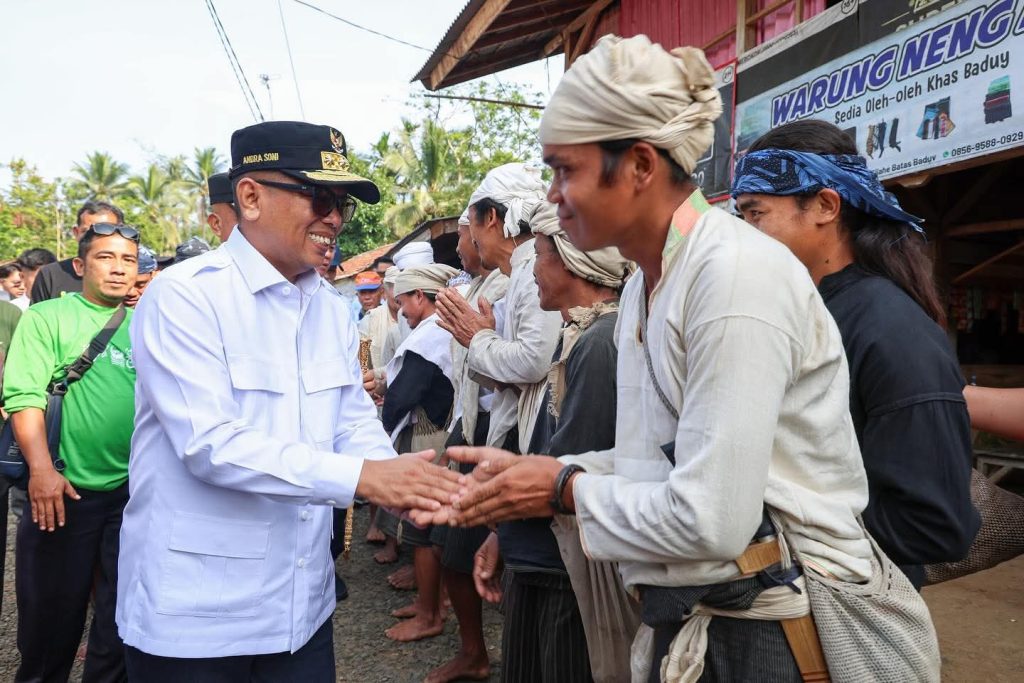 Foto: Gubernur Banten Andra Soni bersalaman dengan warga Badui Dalam saat kunjungan Bhakti Kesehatan dan Baksos di Lebak, Jumat (26/9/2025).