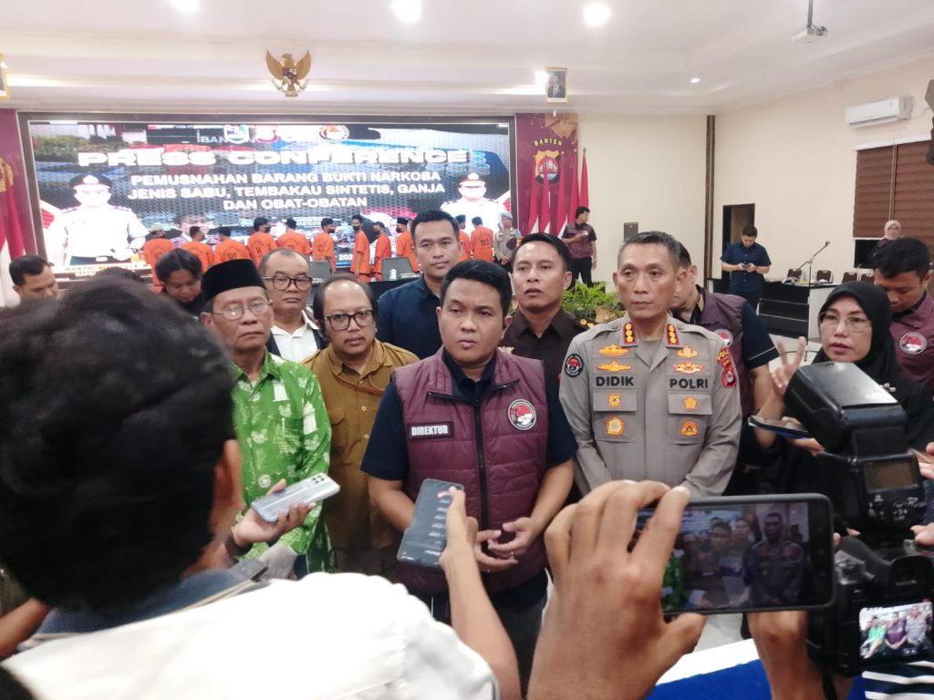 Keterangan foto: Wakapolda Banten Brigjen Pol Hendra bersama jajaran Ditresnarkoba saat konferensi pers pemusnahan barang bukti narkoba di Mapolda Banten, Selasa (16/9/2025).