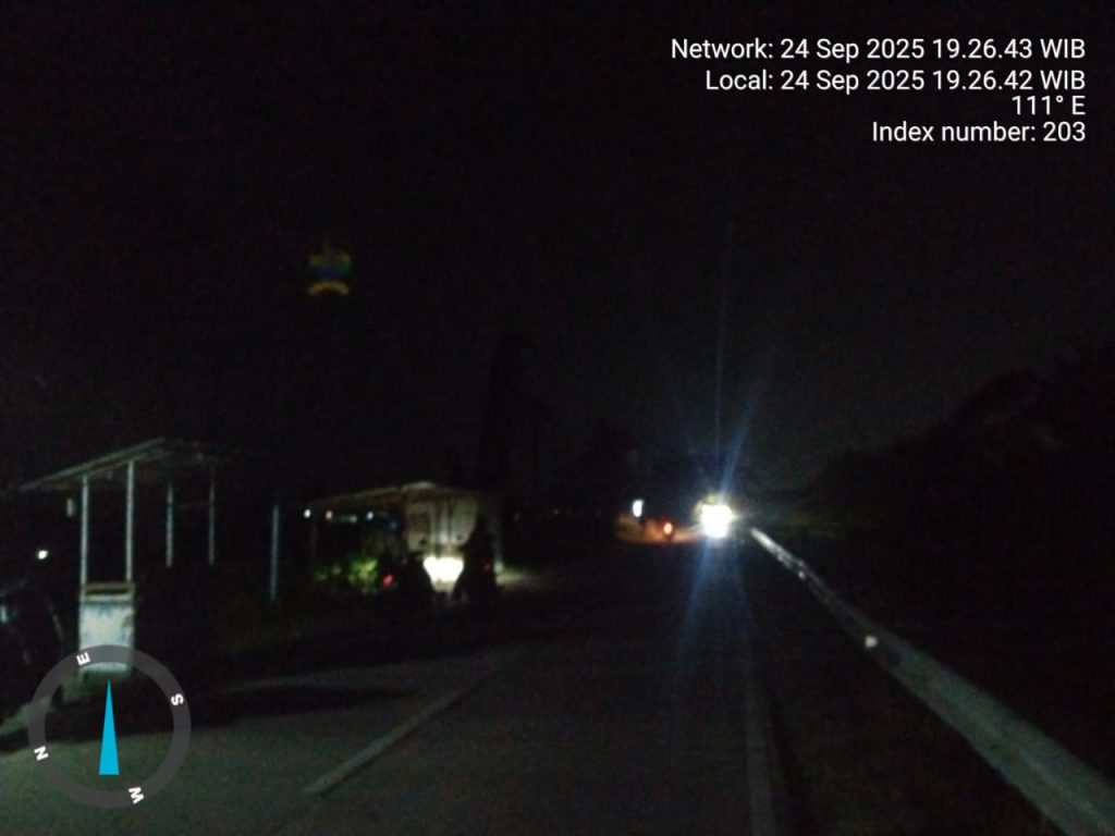 Keterangan foto: Kondisi jalan di pinggiran Sungai Masjid Priyayi–Bendung, Kecamatan Kasemen, Kota Serang gelap gulita akibat lampu PJU mati lebih dari sebulan, Rabu (24/9/2025) malam.