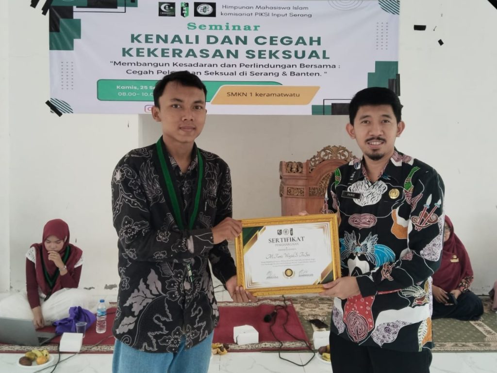 Foto: Ketua HMI Piksi Serang serahkan sertifikat kepada narasumber Dinsos Serang di seminar pencegahan kekerasan seksual.
