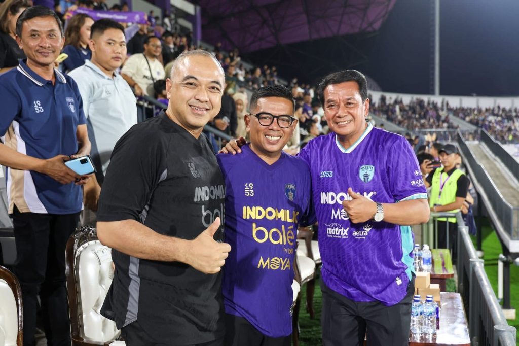 Foto: Gubernur Banten Andra Soni bersama Bupati Tangerang Mochamad Maesyal Rasyid dan Presiden Klub Persita Ahmed Zaki Iskandar berpose usai laga Persita vs Semen Padang di Stadion Indomilk Arena, Sabtu (4/10/2025).