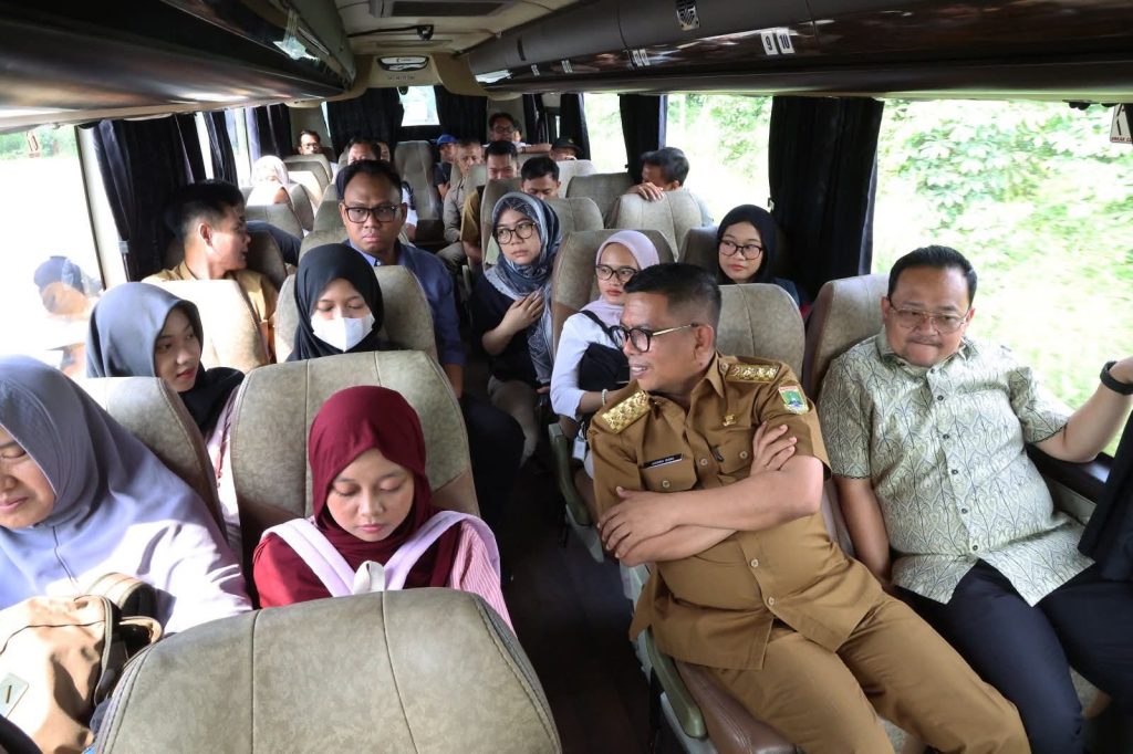 Keterangan foto: Gubernur Banten Andra Soni bersama Wakil Ketua DPRD Banten Yudi Budi Wibowo berbincang dengan penumpang saat menjajal layanan Trans Banten rute Terminal Pakupatan–Kampus Untirta Sindangsari, Senin (6/10/2025).
