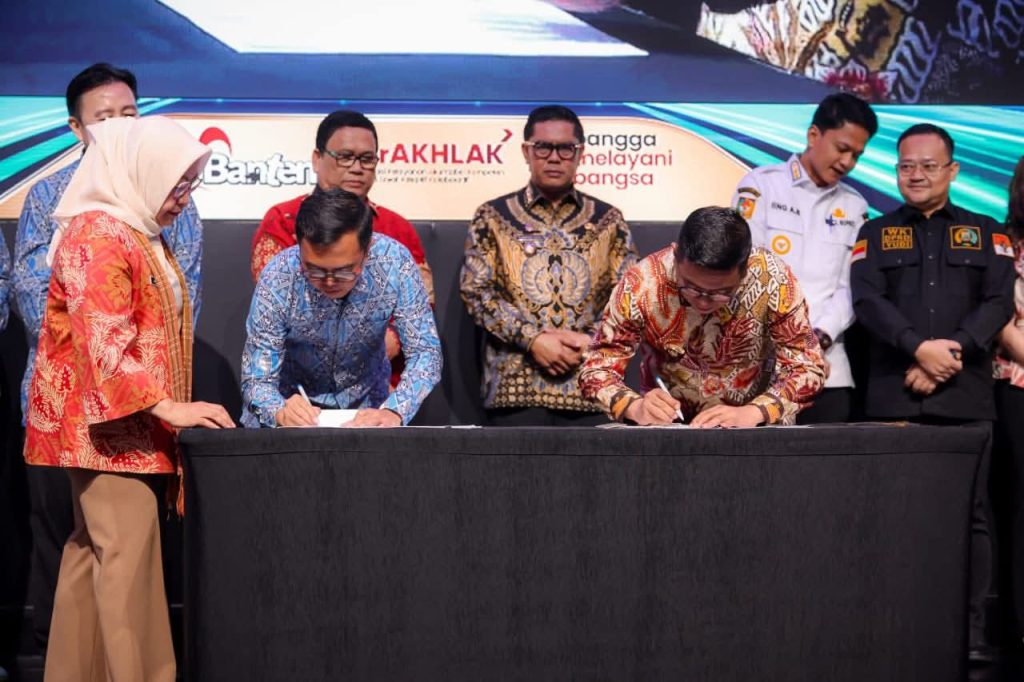 Foto: Gubernur Banten Andra Soni menyaksikan penandatanganan komitmen investasi dalam ajang Banten Investment Forum 2025 di ICE BSD, Selasa (21/10/2025).