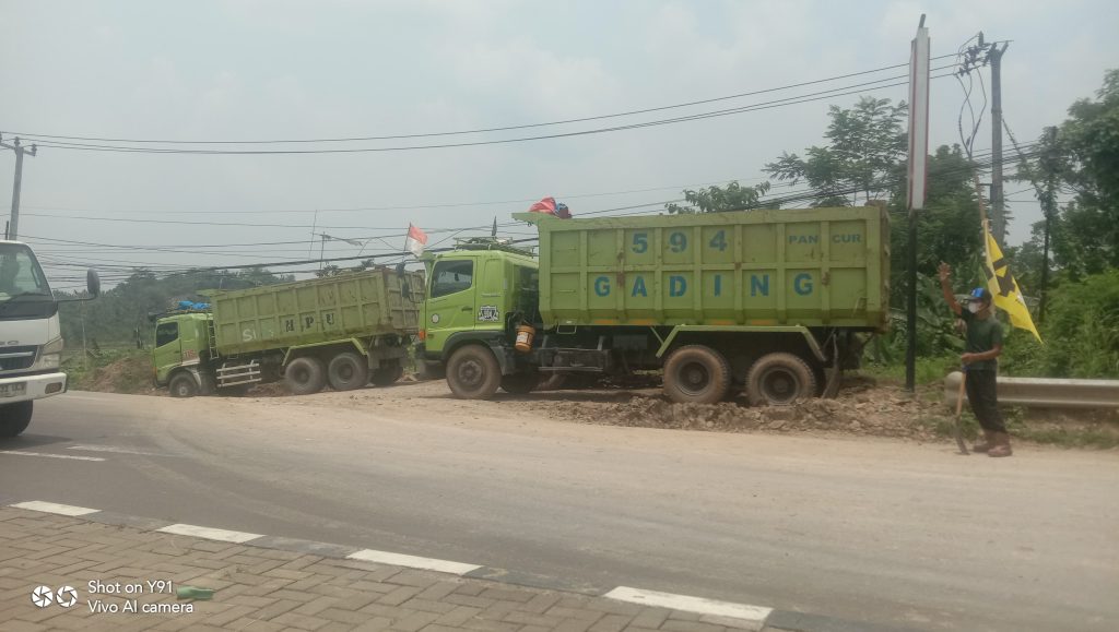 Foto: Truk pengangkut tanah melintas di bawah jembatan Tol Serang–Panimbang, kawasan Mandala, Rangkasbitung, yang diduga menjadi lokasi aktivitas galian tanah liar.