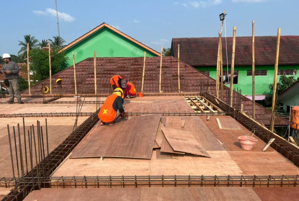 Foto: Pekerja proyek tengah memasang bekisting lantai dua Gedung KUA Curug, Kota Serang, dengan menggunakan perlengkapan keselamatan kerja.