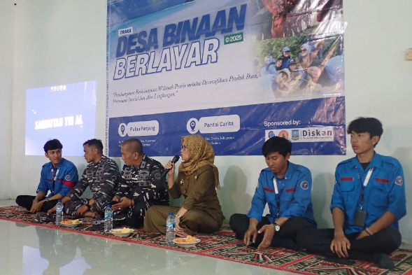 Keterangan Foto: Perwakilan TNI AL dan Pemerintah Desa bersama mahasiswa HIMATASKA UPI saat sesi sambutan kegiatan Desa Binaan Berlayar 2025 di Desa Pulo Panjang, Kabupaten Serang. (Dok. Himataska)